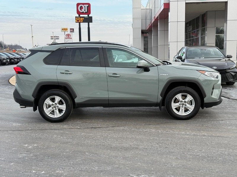 Toyota RAV4 Vehicle Image 2