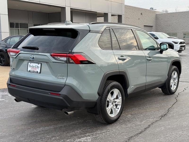 Toyota RAV4 Vehicle Image 3