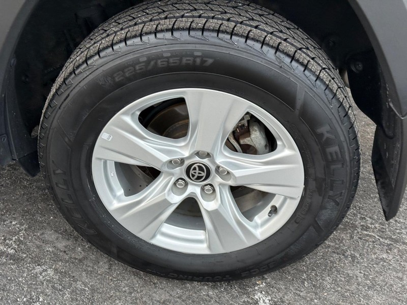 Toyota RAV4 Vehicle Image 8