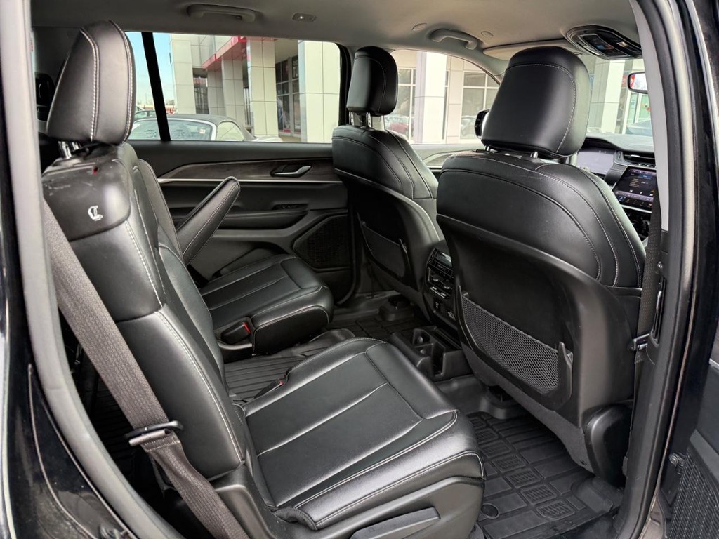 Jeep Grand Cherokee L Vehicle Image 12