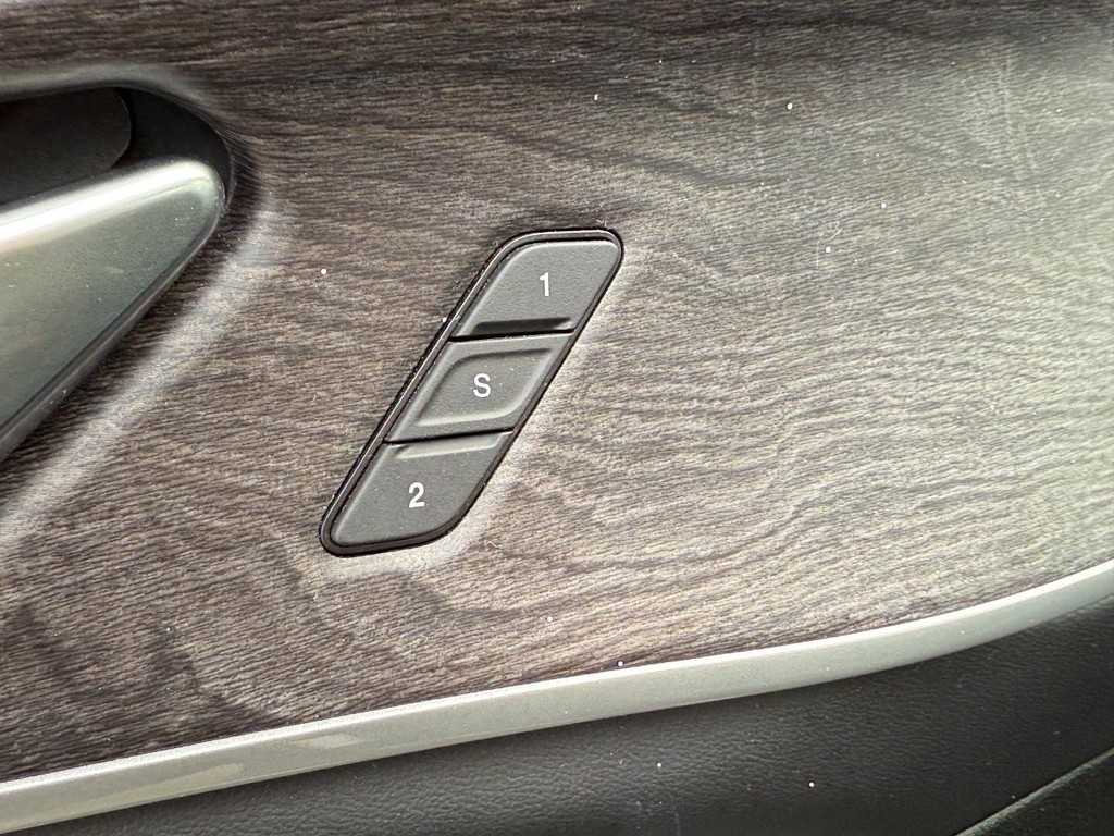 Jeep Grand Cherokee L Vehicle Image 17