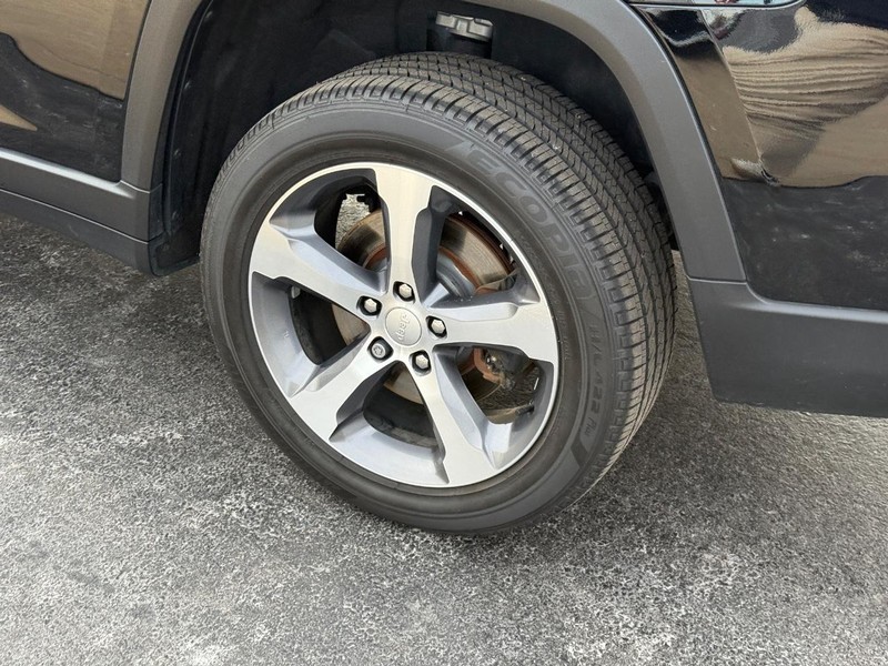 Jeep Grand Cherokee L Vehicle Image 8