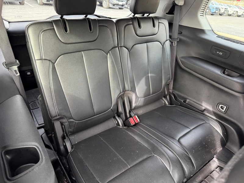 Jeep Grand Cherokee L Vehicle Image 11