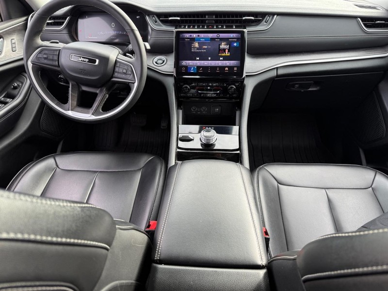 Jeep Grand Cherokee L Vehicle Image 13