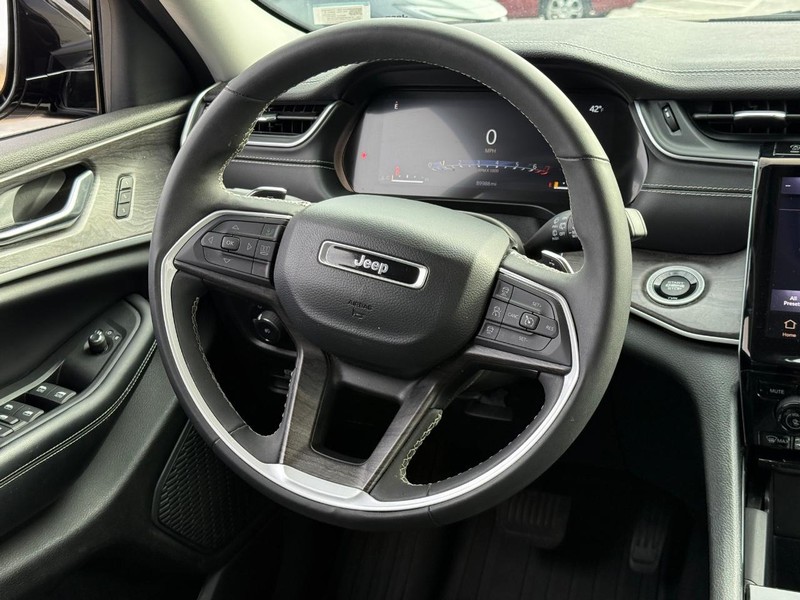 Jeep Grand Cherokee L Vehicle Image 14