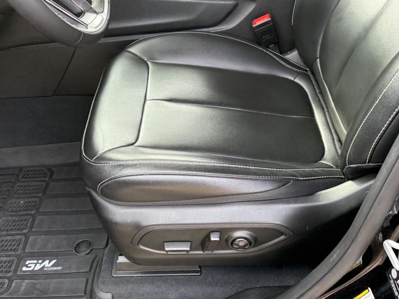 Jeep Grand Cherokee L Vehicle Image 18