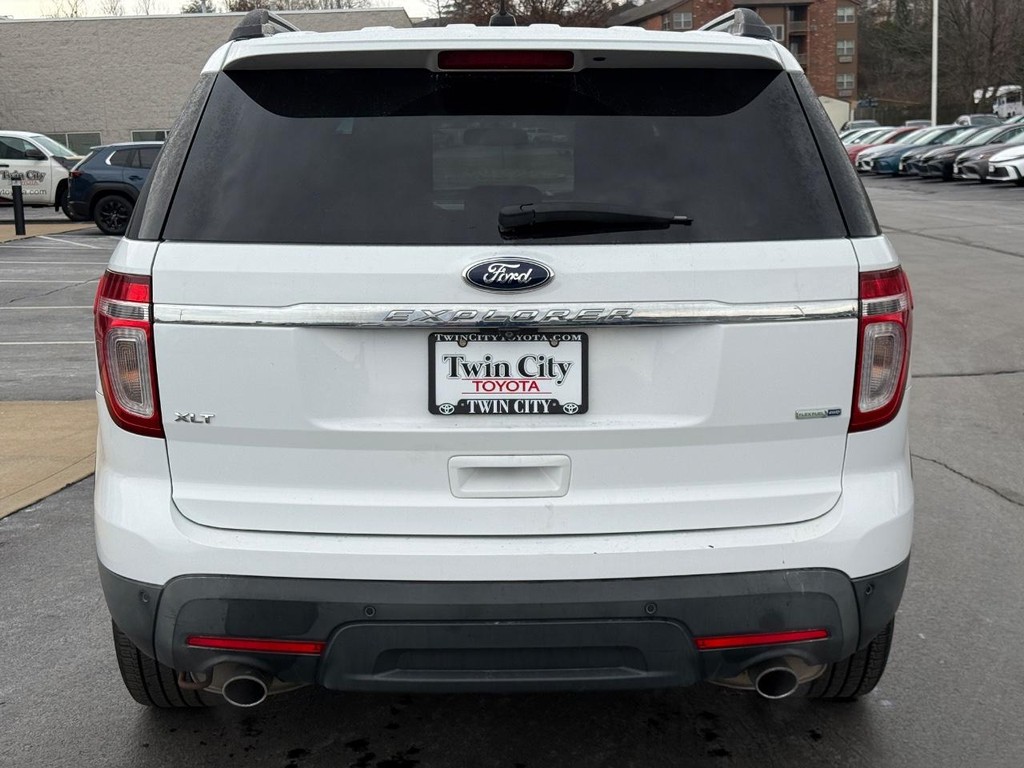 Ford Explorer Vehicle Image 5