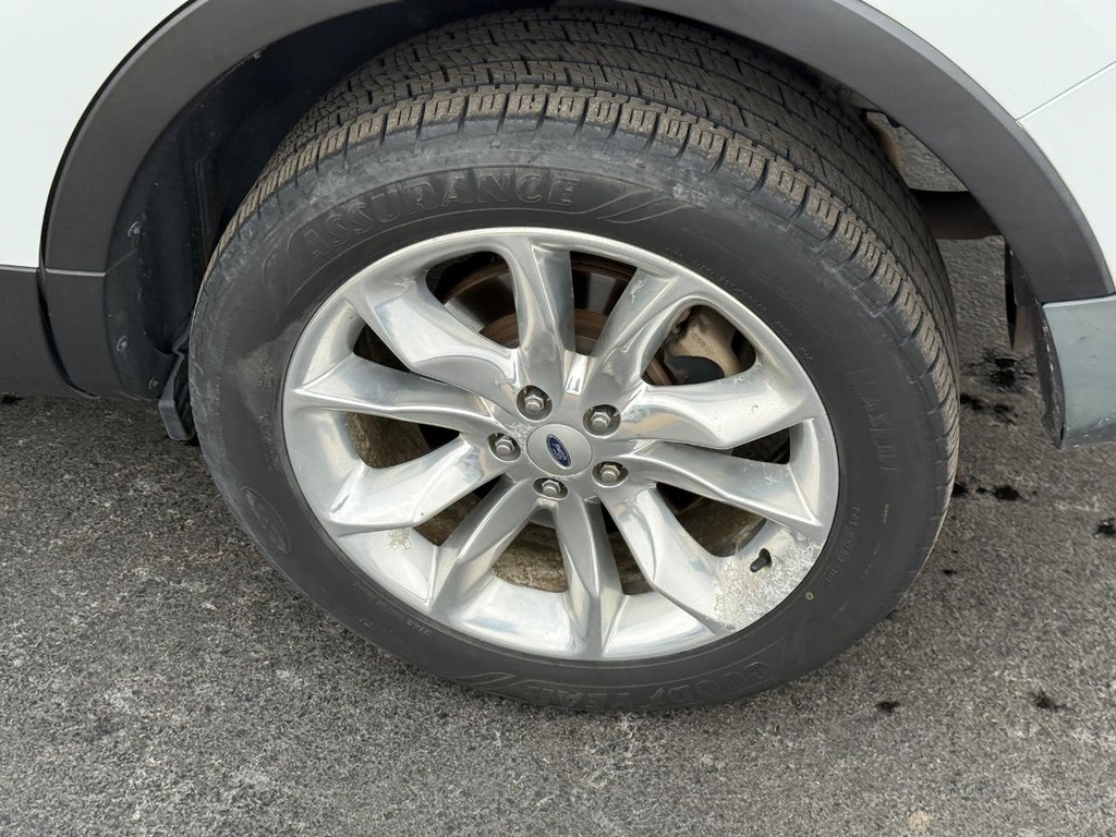 Ford Explorer Vehicle Image 8