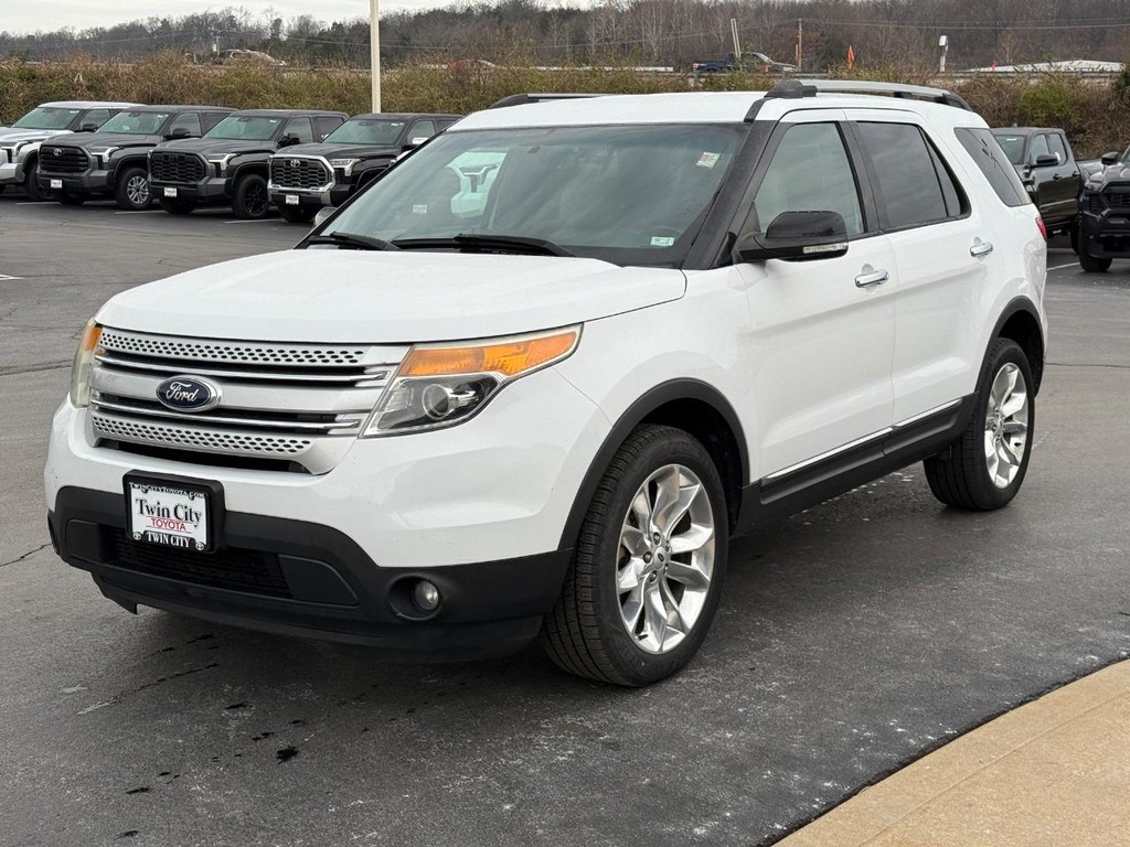 Ford Explorer Vehicle Image 9