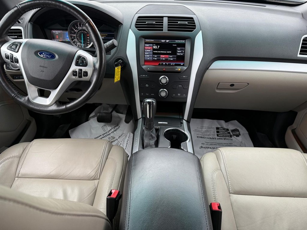 Ford Explorer Vehicle Image 13