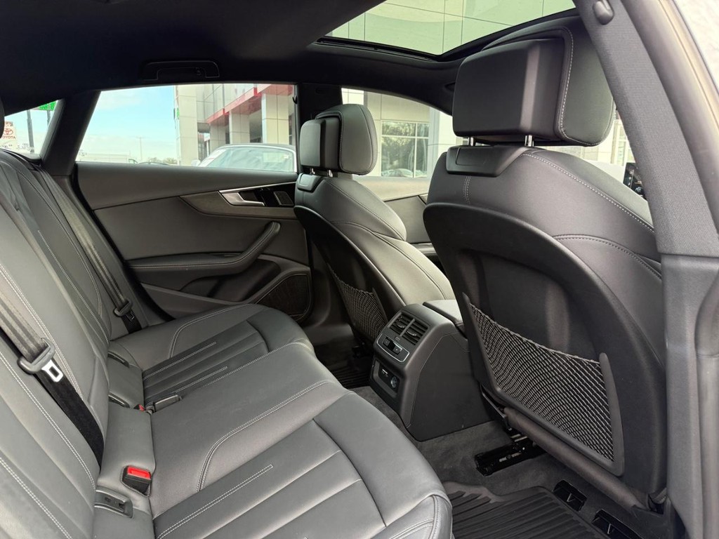 Audi A5 Sportback Vehicle Full-screen Gallery Image 10