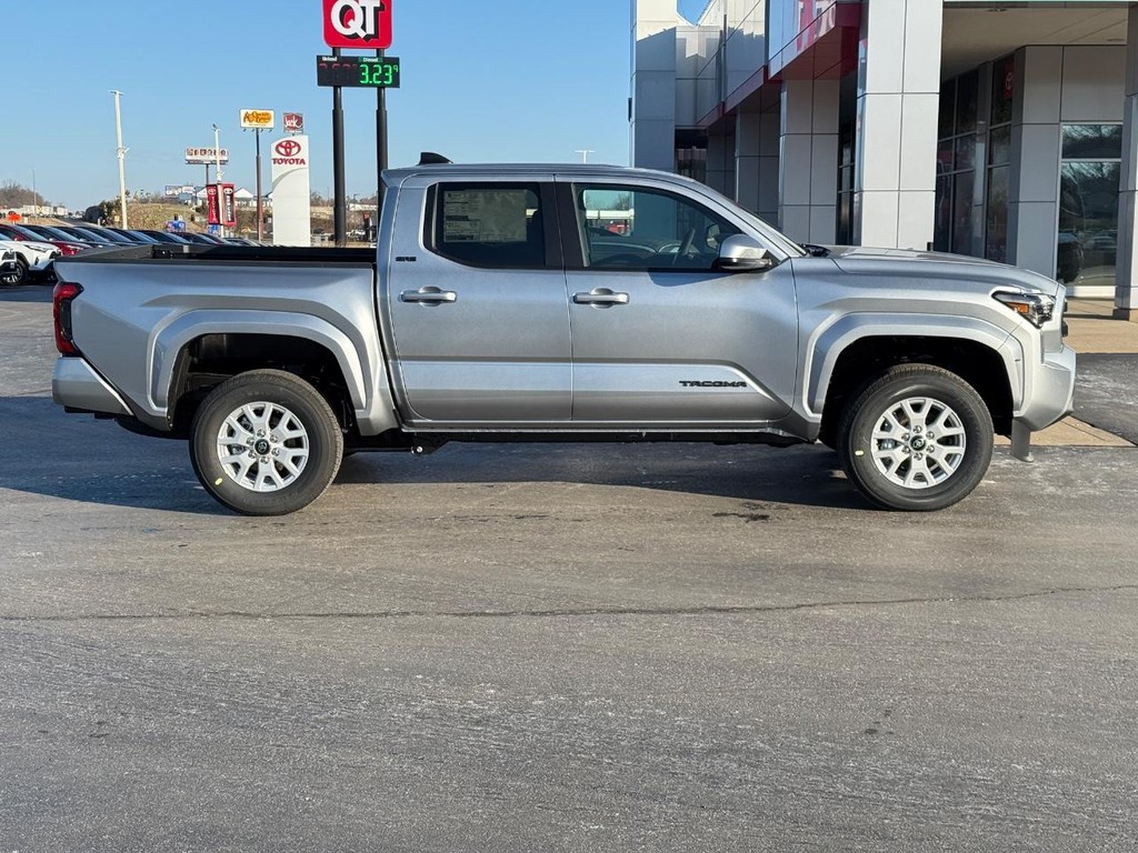 Toyota Tacoma 4WD Vehicle Image 2