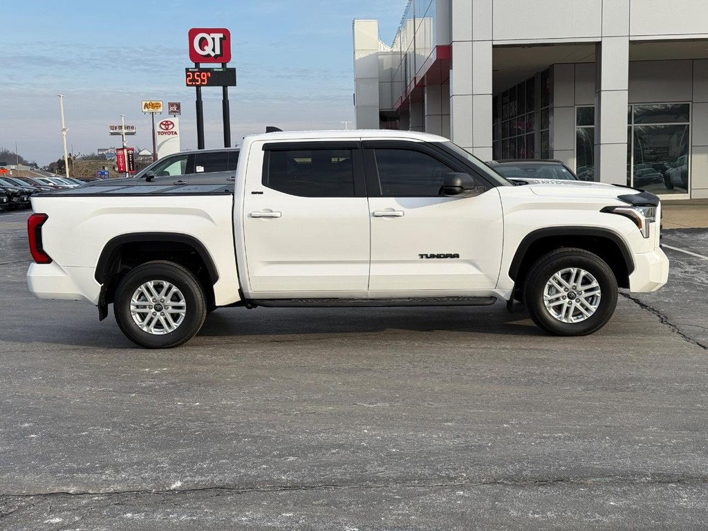 Toyota Tundra 4WD Vehicle Image 2