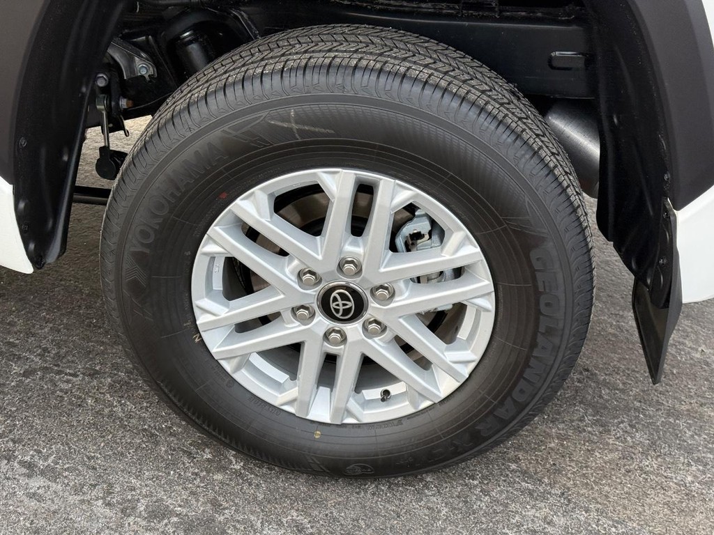 Toyota Tundra 4WD Vehicle Image 6