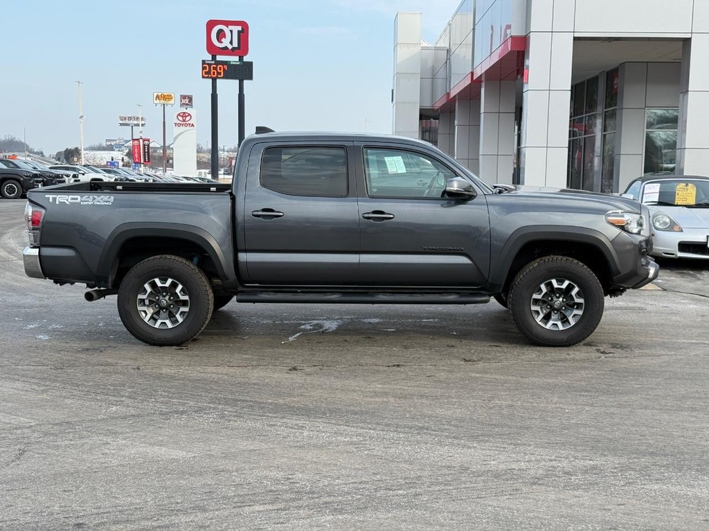 Toyota Tacoma 4WD Vehicle Image 2