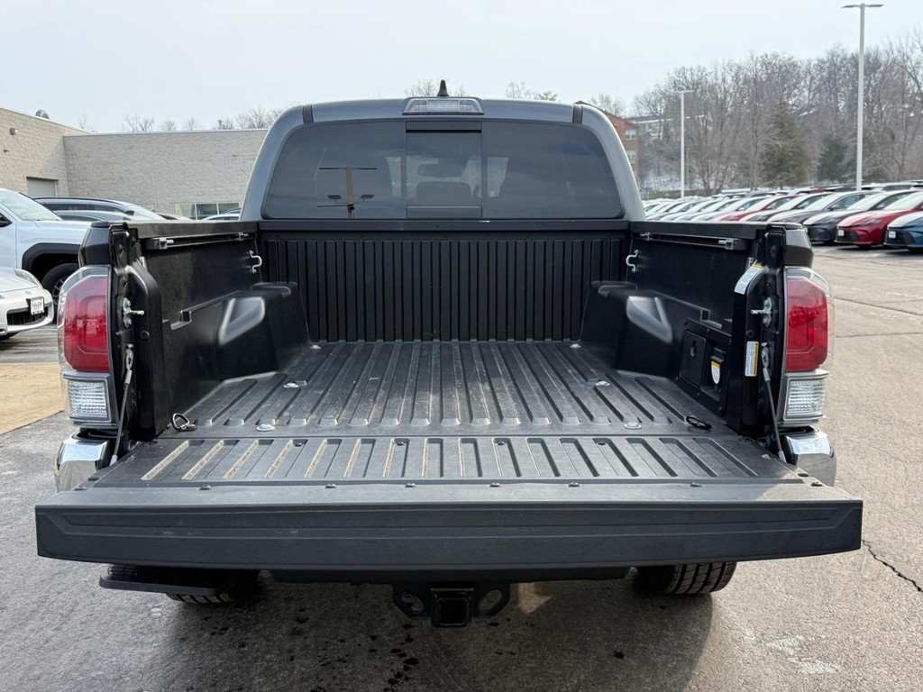 Toyota Tacoma 4WD Vehicle Image 4