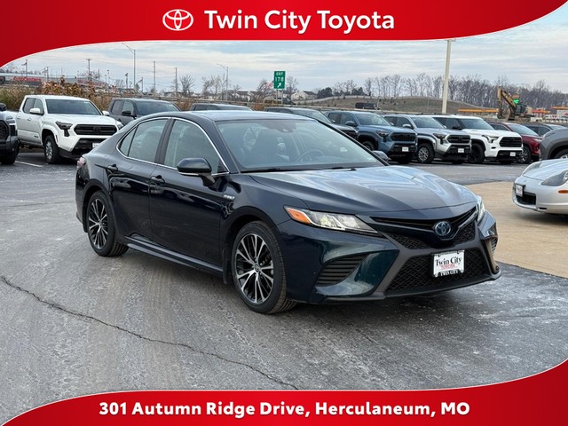 2020 Toyota Camry SE's photo