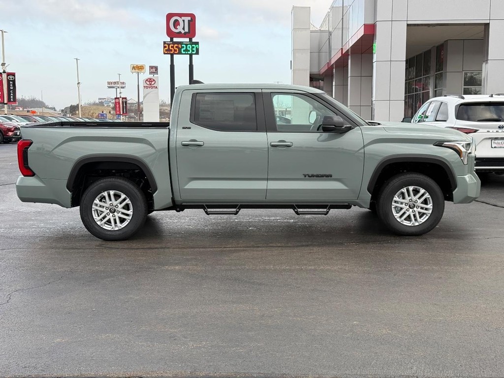 Toyota Tundra 4WD Vehicle Image 2