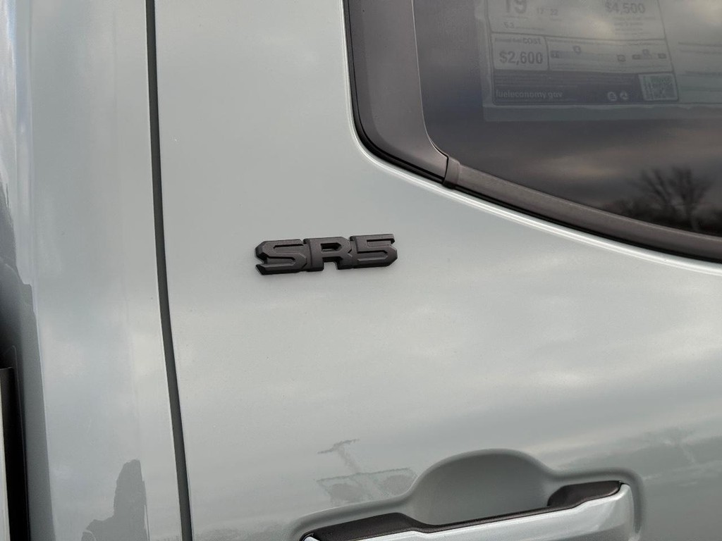 Toyota Tundra 4WD Vehicle Image 5