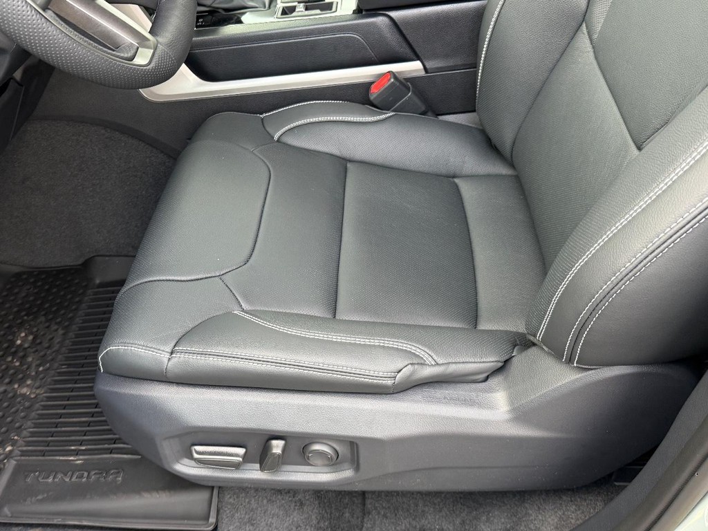 Toyota Tundra 4WD Vehicle Image 11