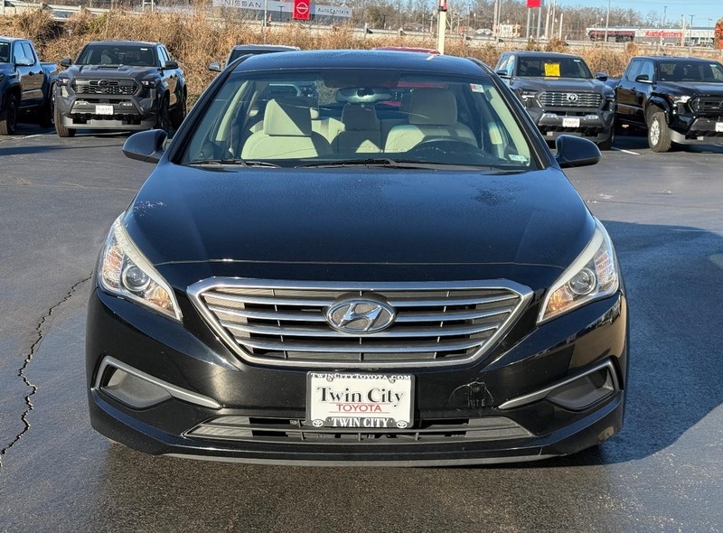 Hyundai Sonata Vehicle Image 9