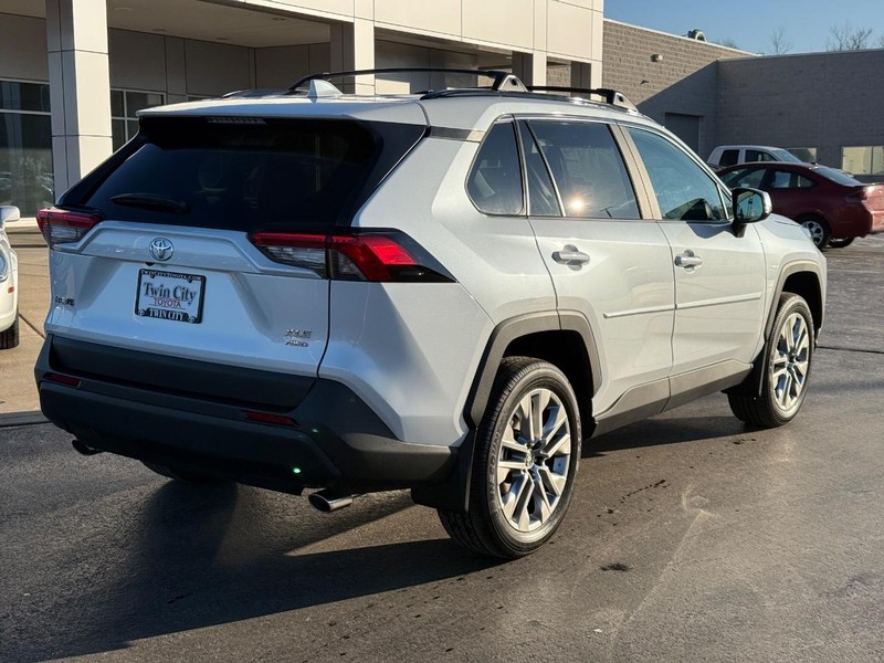 Toyota RAV4 Vehicle Image 3