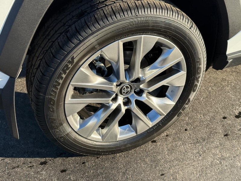 Toyota RAV4 Vehicle Image 5