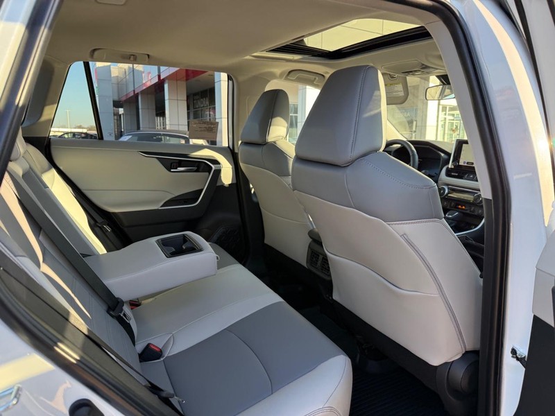 Toyota RAV4 Vehicle Image 6