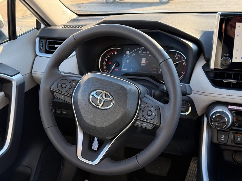 Toyota RAV4 Vehicle Image 8