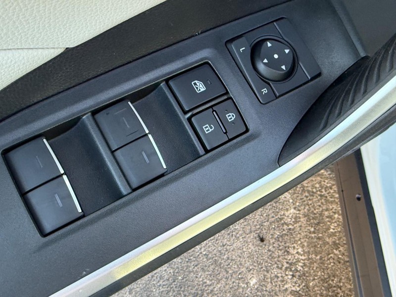 Toyota RAV4 Vehicle Image 10