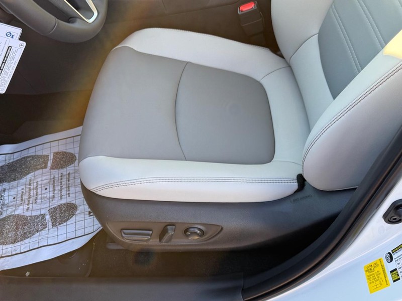 Toyota RAV4 Vehicle Image 12