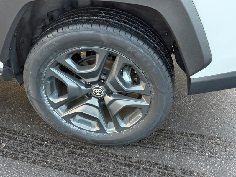 Toyota RAV4 Vehicle Image 8