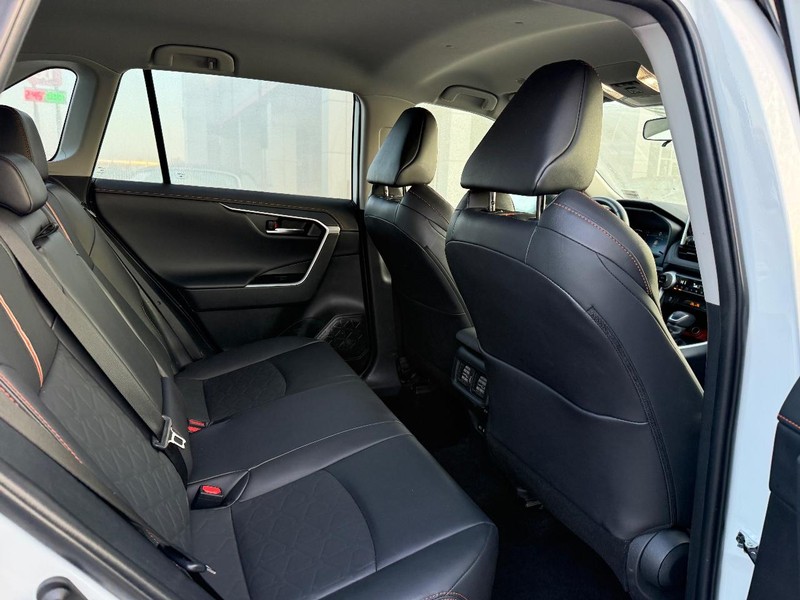 Toyota RAV4 Vehicle Image 11