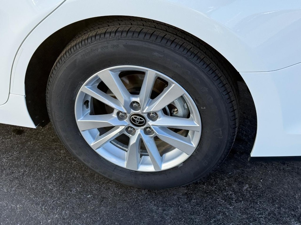 Toyota Camry Vehicle Image 8