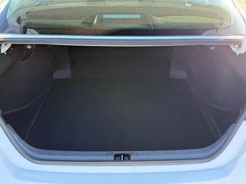 Toyota Camry Vehicle Image 4