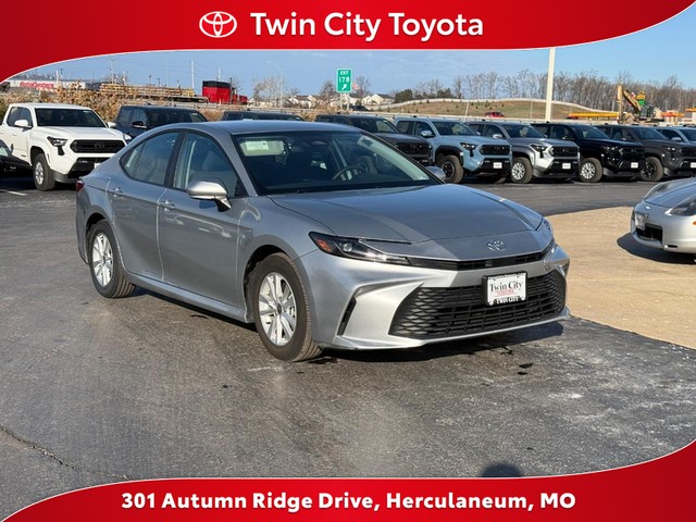 2025 Toyota Camry LE's photo