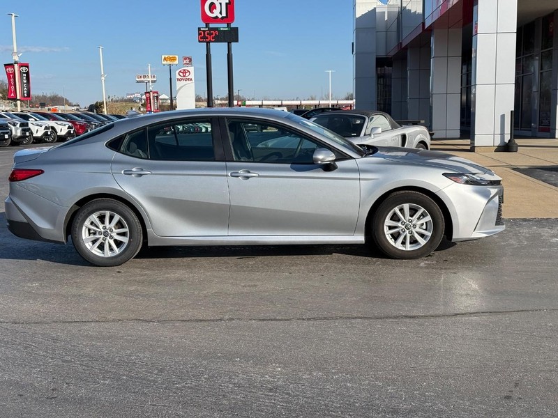 Toyota Camry Vehicle Image 2