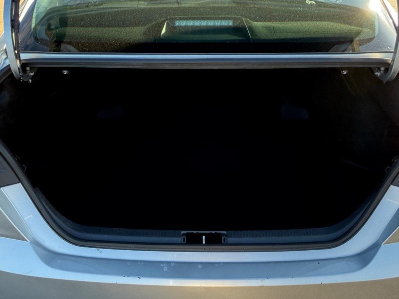 Toyota Camry Vehicle Image 4