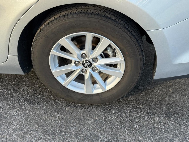 Toyota Camry Vehicle Image 8