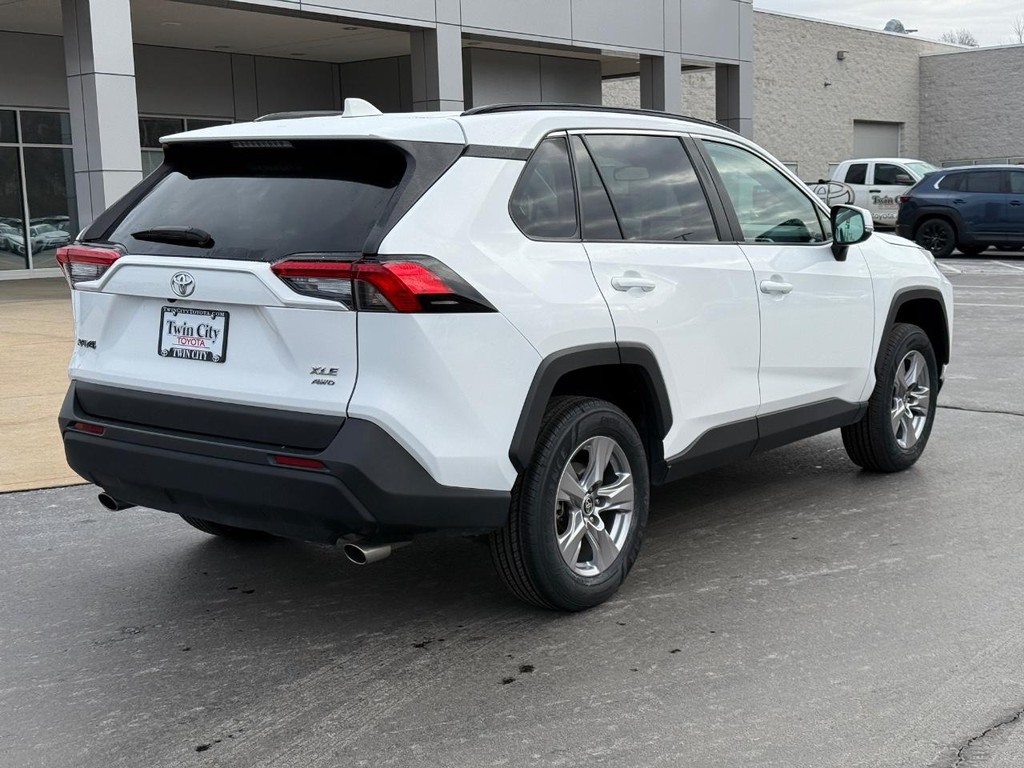 Toyota RAV4 Vehicle Image 3