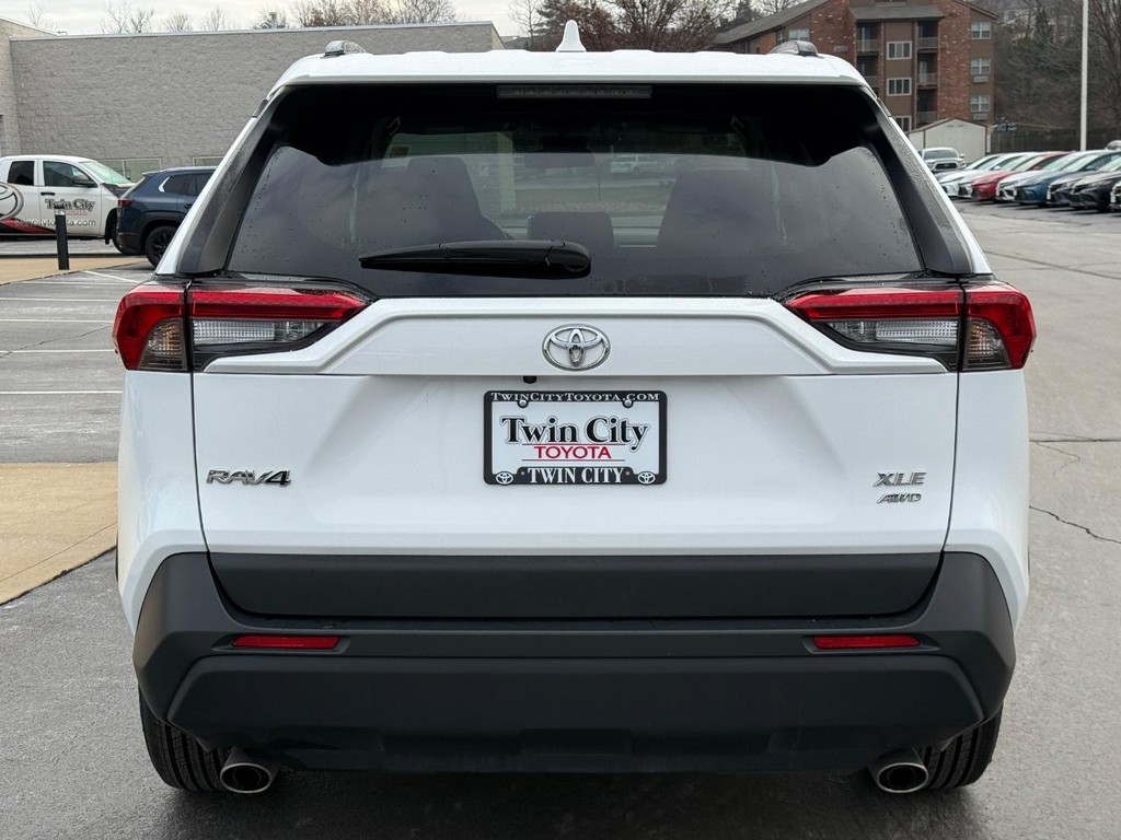 Toyota RAV4 Vehicle Image 5