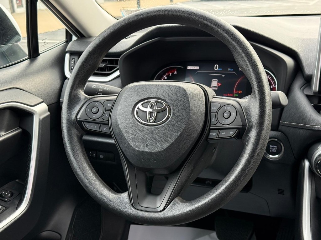 Toyota RAV4 Vehicle Image 13