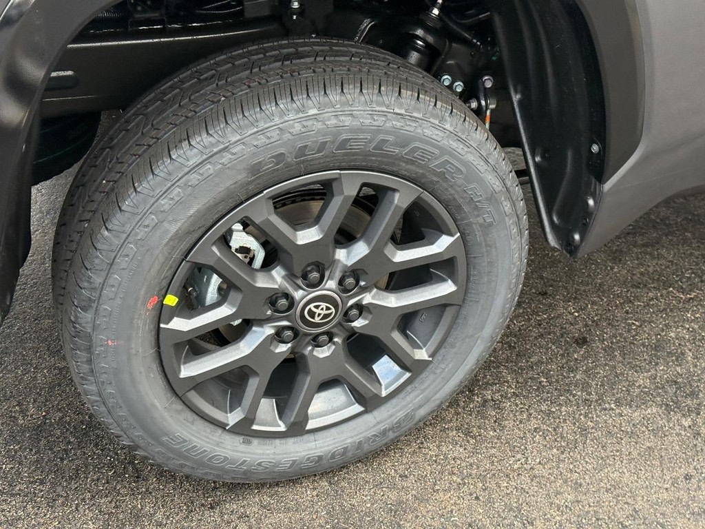 Toyota Tundra 4WD Vehicle Image 4