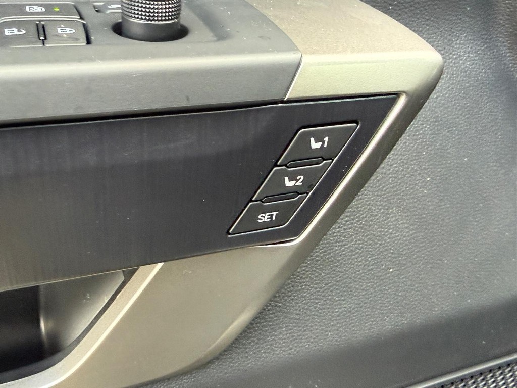 Toyota Tundra 4WD Vehicle Image 11