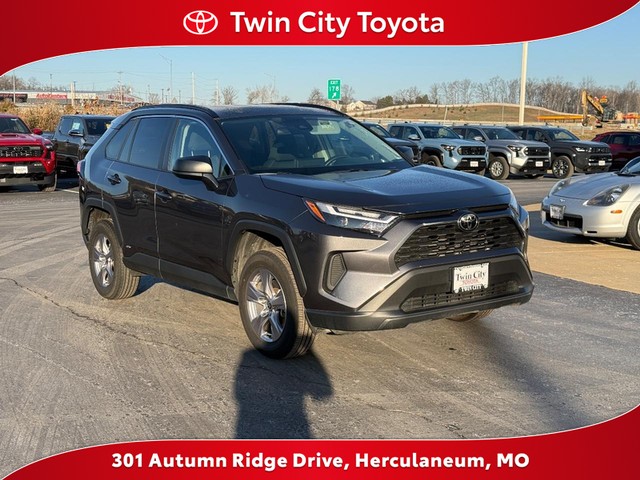 2025 Toyota RAV4 LE's photo