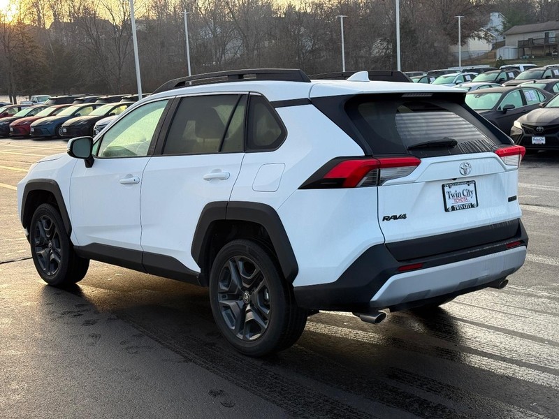 Toyota RAV4 Vehicle Image 6