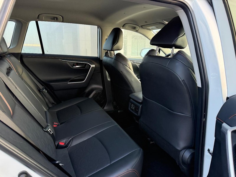 Toyota RAV4 Vehicle Image 10
