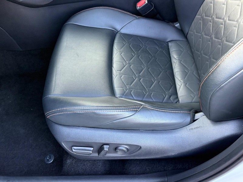 Toyota RAV4 Vehicle Image 15