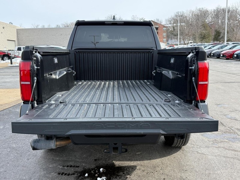 Toyota Tacoma 4WD Vehicle Image 4