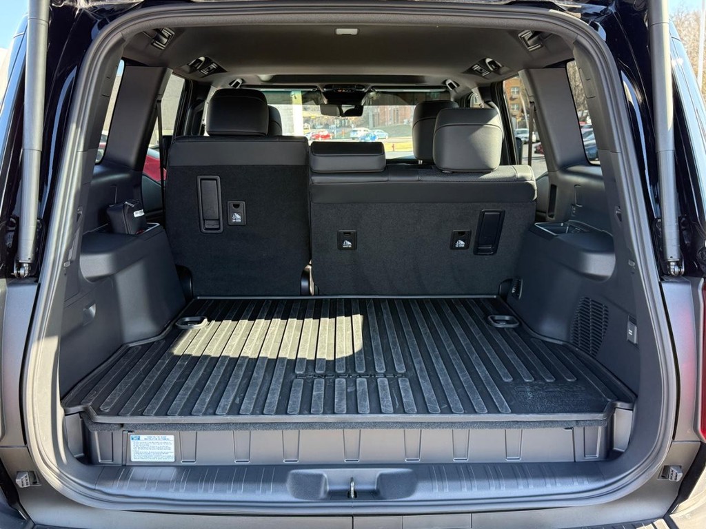 Toyota Land Cruiser Vehicle Image 4